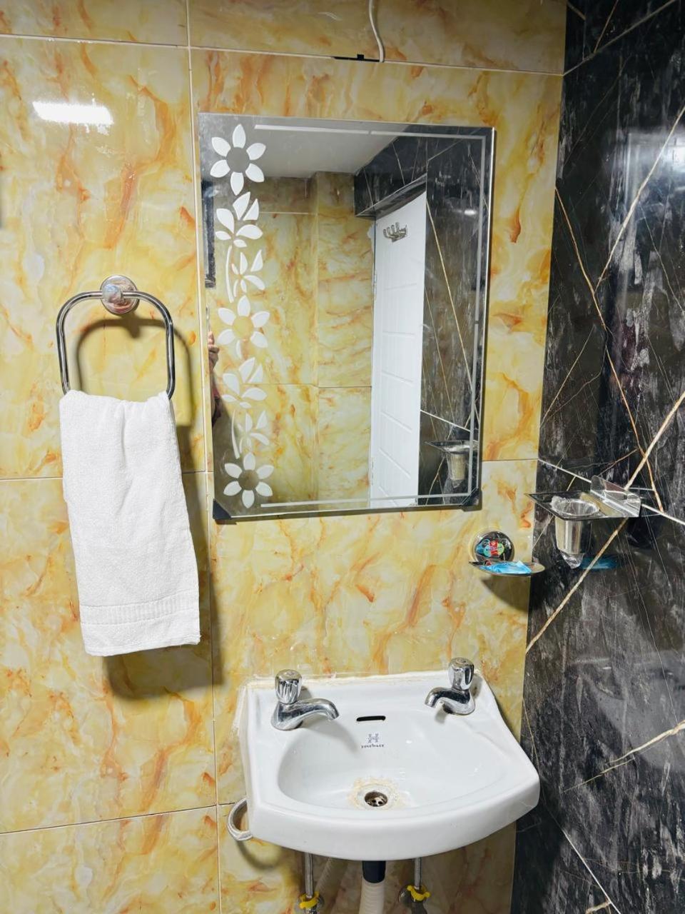 Hotel Amar 무소리에 외부 사진